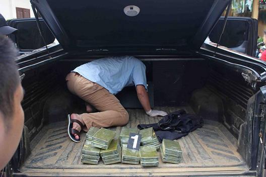 Bắt người phụ nữ vận chuyển 30 bánh heroin bằng xe bán tải