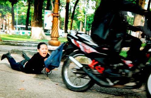 Một phụ nữ báo bị cướp 600 triệu đồng khi đến ngân hàng trả nợ