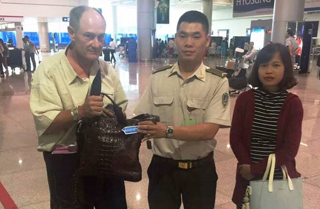 Trả lại hơn 17.000 USD cho khách bỏ quên ở Tân Sơn Nhất
