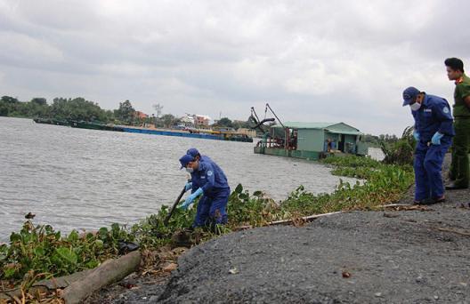 Phát hiện thi thể thanh niên không quần áo trôi trên sông