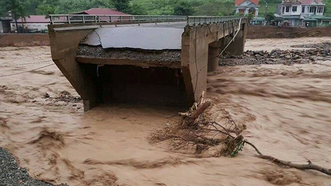 Gần 500 người đang tìm kiếm các nạn nhân mất tích do lũ quét ở Yên Bái