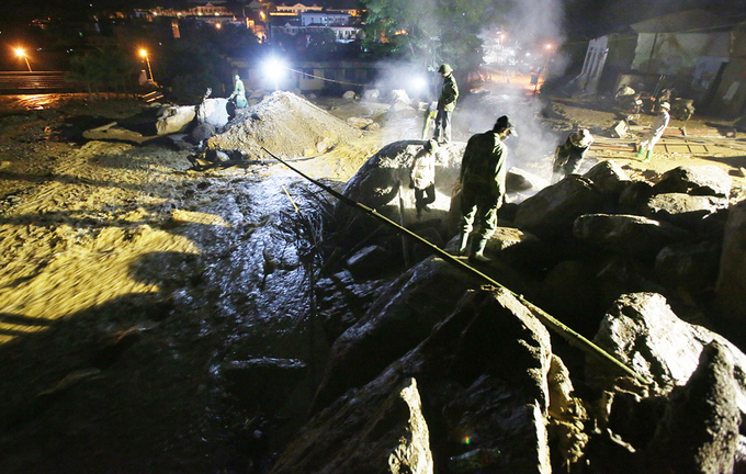 Lũ quét thảm khốc ở Yên Bái: Phá đá xuyên đêm tìm 12 người mất tích