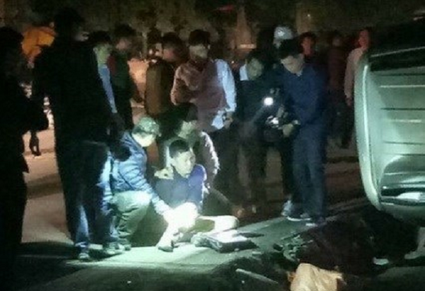 Cảnh sát nổ súng bắn thủng lốp xe Fortuner chở 100 bánh heroin