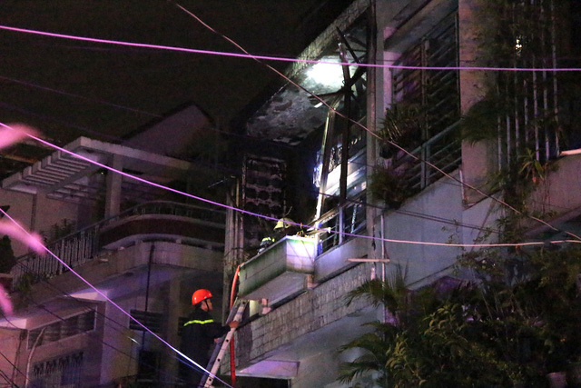 Cháy nhà lúc nửa đêm, 7 người dìu nhau thoát nạn