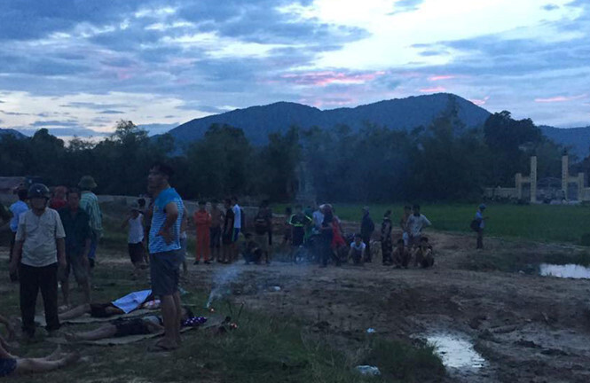 Phát hiện thi thể 2 cháu bé dưới đập nước