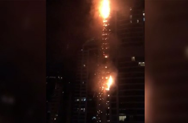 Tháp 79 tầng ở Dubai bốc cháy ngùn ngụt