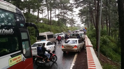 Bốn ôtô tông liên hoàn trên đèo Prenn, 3 người nhập viện cấp cứu