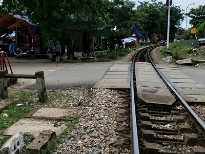 Nhân viên gác chắn đường sắt bị cướp doạ giết