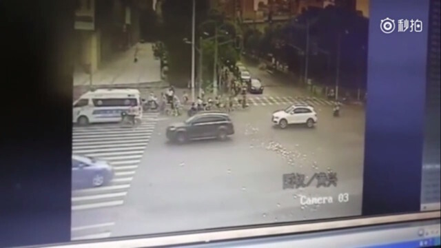 Thái độ đáng ngạc nhiên của người qua đường với số tiền bị rơi
