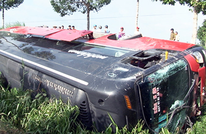 Xe giường nằm lao xuống mương, 35 hành khách hoảng loạn la hét