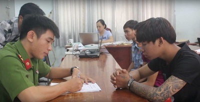 Nhóm 9X kề dao uy hiếp, cướp xe của tài xế GrabBike lúc rạng sáng 