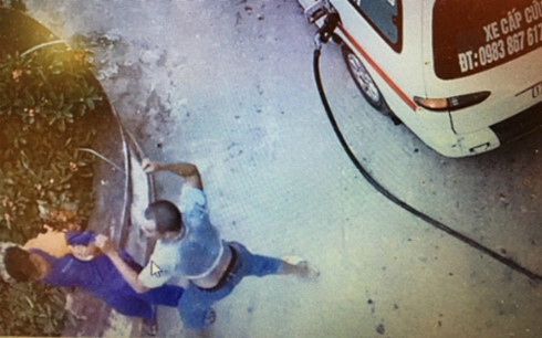 Điều tra vụ lái xe cứu thương đánh nhân viên cây xăng nhập viện