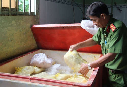 Chả cá sản xuất  gần khu mộ, chuồng heo