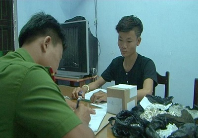 Băng trộm nhí đột nhập tiệm vàng, 