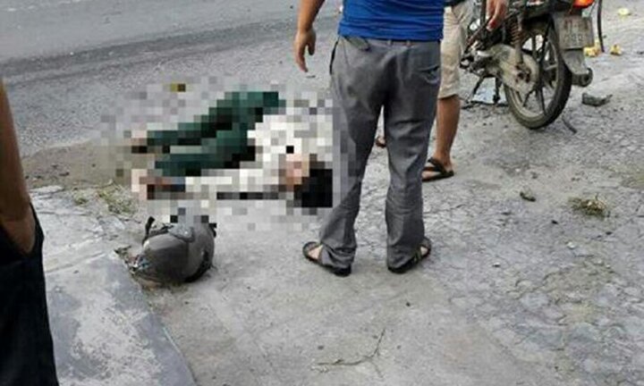 Ô tô đâm người bán vịt tử vong rồi lao vào bụi chuối