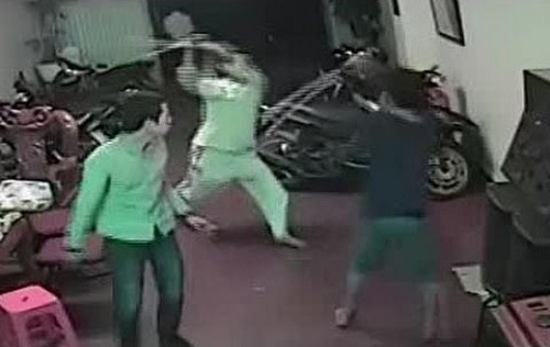 6 thanh niên bịt mặt xông vào nhà chém người giữa đêm