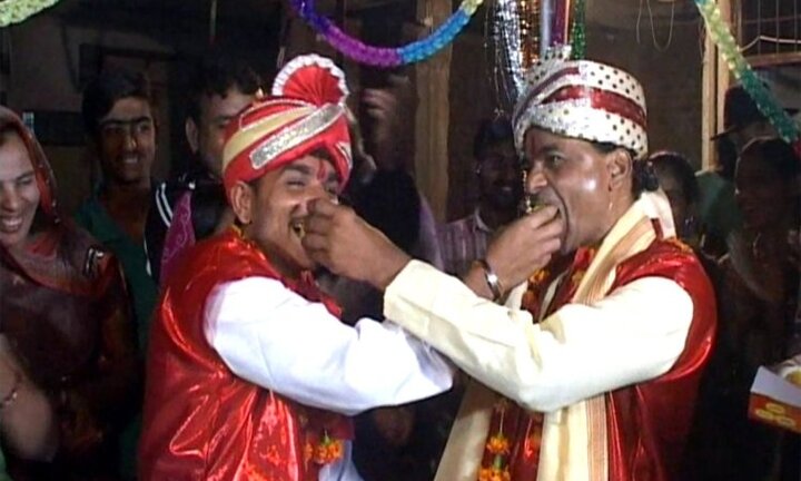 Hai đàn ông cưới nhau vì một lý do... bất ngờ