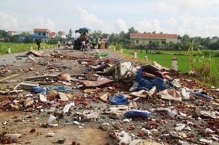 Xe khách tông xe đầu kéo, 5 người chết