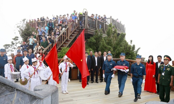 Chinh phục đỉnh Fansipan, ngắm cột cờ cao nhất Đông Dương