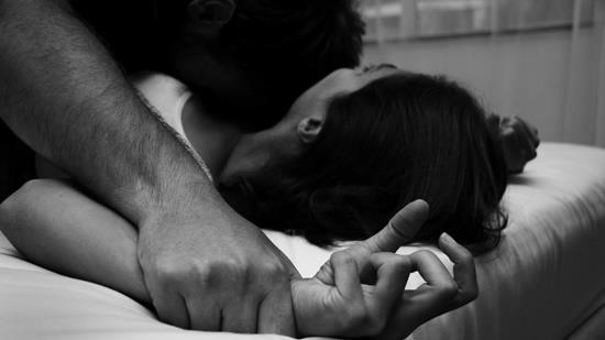 Gã trai hiếp dâm nữ công nhân rồi ghi lại