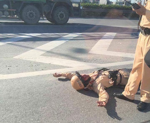 Xe máy vi phạm giao thông đâm Trung úy CSGT