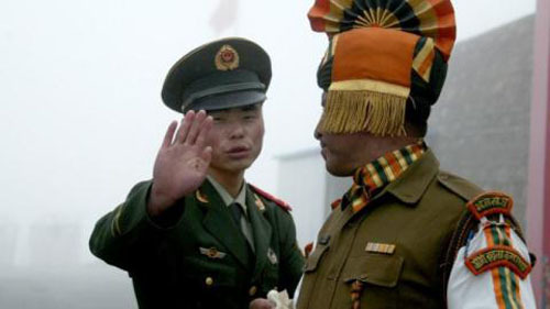 Lính Trung Quốc và Ấn Độ trút 'mưa' nắm đấm và gạch đá vào nhau