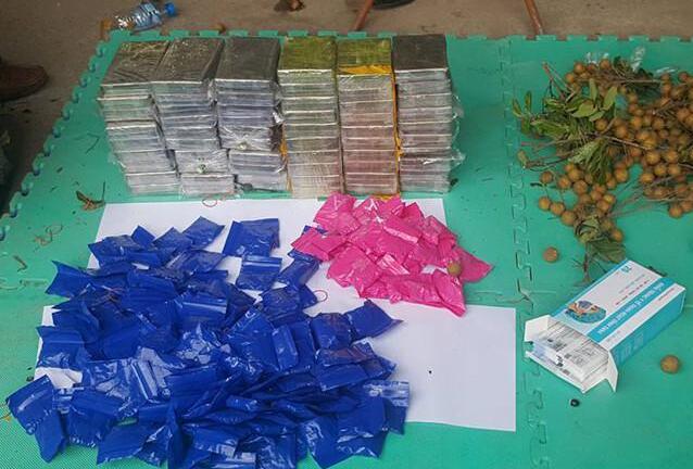 Phát hiện gần 60 bánh heroin giấu trong thùng nhãn