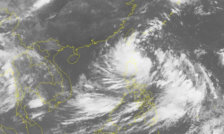 Bão Hato giật cấp 10 áp sát Biển Đông