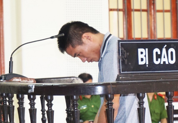Làm bậy với bé gái, ra tòa xin không trình bày lại vì... xấu hổ