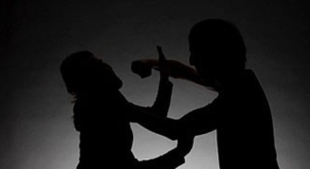 Tạm giữ hình sự người anh trai đánh em gái tử vong