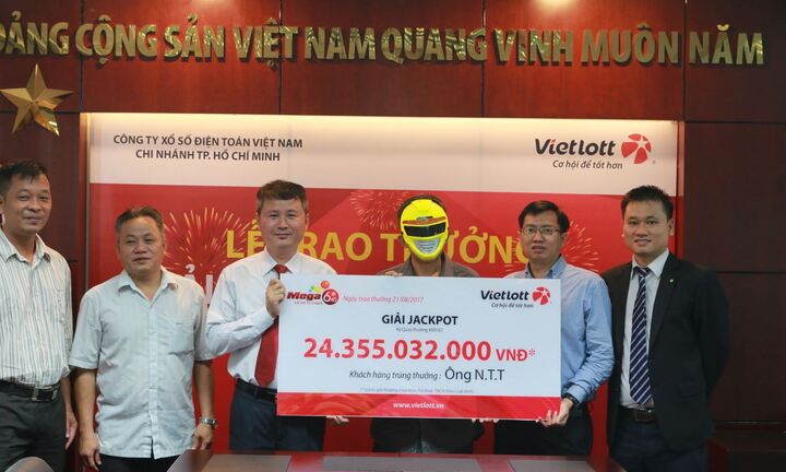 Khách hàng trúng Jackpot 24 tỷ bí mật giải thưởng với gia đình