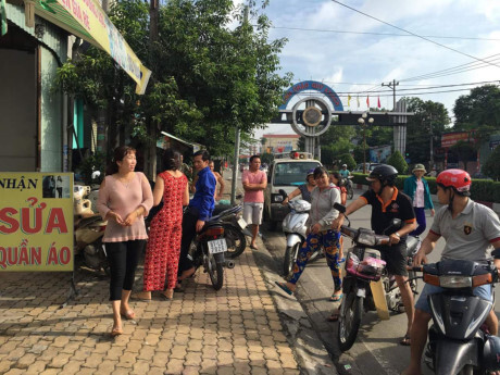 Nam thanh niên để lại con thơ, tưới xăng lên người tự thiêu