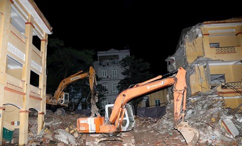 Hà Nội: Sập tường trường tiểu học, nhiều người may mắn thoát nạn