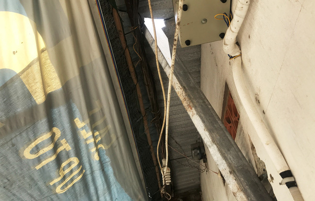 Thanh sắt dài 6m rơi từ 