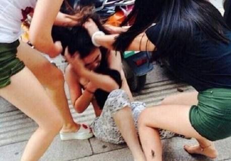 Rủ nhau đi đánh ghen, 3 mẹ con cùng bị khởi tố