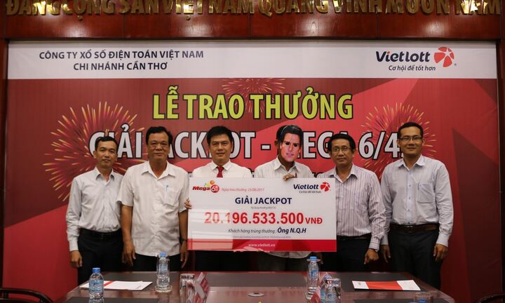 Khách hàng trúng Jackpot hơn 20 tỷ trong kỳ quay 170 đã nhận thưởng
