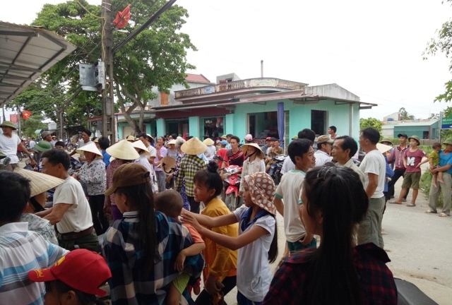 Hàng trăm phụ huynh tụ tập phản đối việc sáp nhập trường vì lo con đi học xa