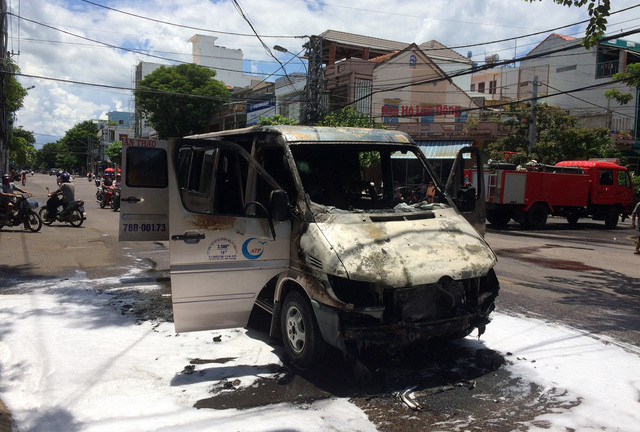 Xe ô tô bốc cháy, tài xế cùng 5 khách tung cửa thoát thân