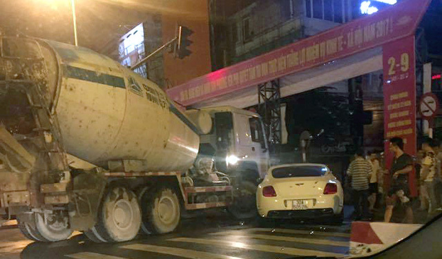 Hà Nội: Siêu xe Bentley bị xe bồn tông vỡ đầu