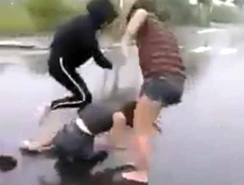 Điều tra vụ cô gái trẻ bị nhóm thiếu nữ đánh hội đồng giữa trời mưa