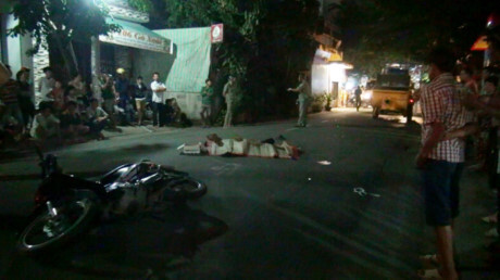 2 anh trai gào khóc chứng kiến em ruột tử vong dưới bánh xe tải 