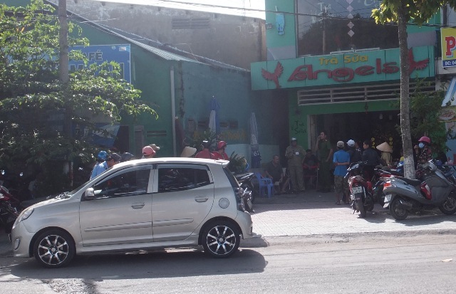 Nữ tài xế đỗ xe sai quy định, xịt hơi cay khiến chủ quán phở ngất xỉu