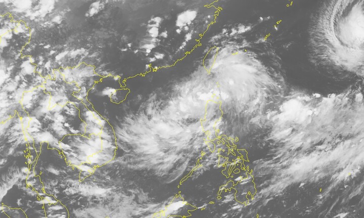 Áp thấp nhiệt đới giật cấp 9 di chuyển nhanh vào Biển Đông