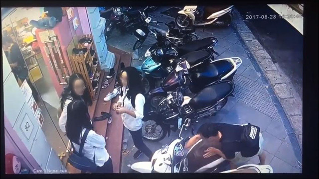 Hà Nội: Thanh niên bẻ khóa, trộm SH ngay trước mặt 3 cô gái