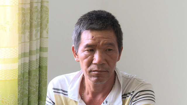 Cha dượng đổ xăng trước cửa phòng con rồi châm lửa