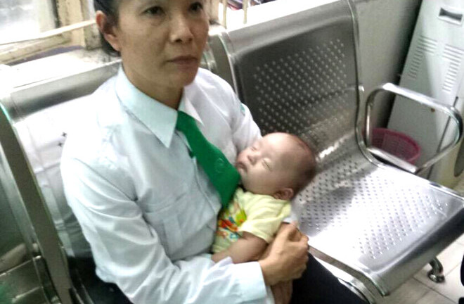 Bé trai 2 tháng tuổi bị mẹ bỏ rơi trên taxi ở Sài Gòn