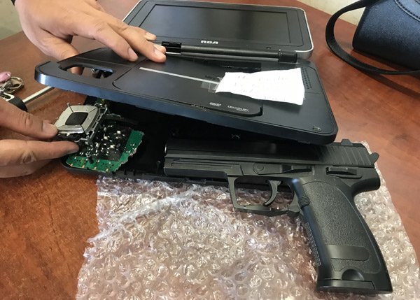 Hành khách giấu súng trong máy nghe nhạc ở sân bay Tân Sơn Nhất