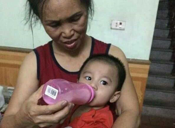 Bé trai khôi ngô bị bỏ rơi cạnh xe tải