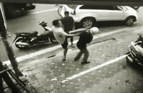 Bắt tên côn đồ đánh hỏng mắt tài xế ô tô sau va chạm giao thông