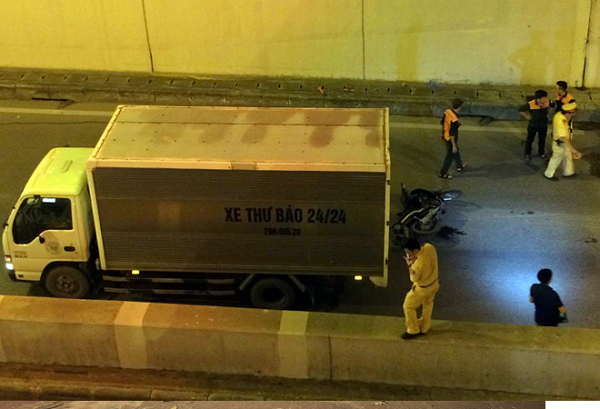 Người đàn ông tử vong dưới gầm xe thư báo khi qua hầm chui Kim Liên